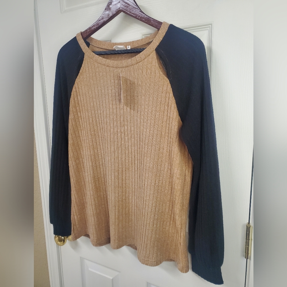 Simple Colorblock Top - Picture 4 of 9